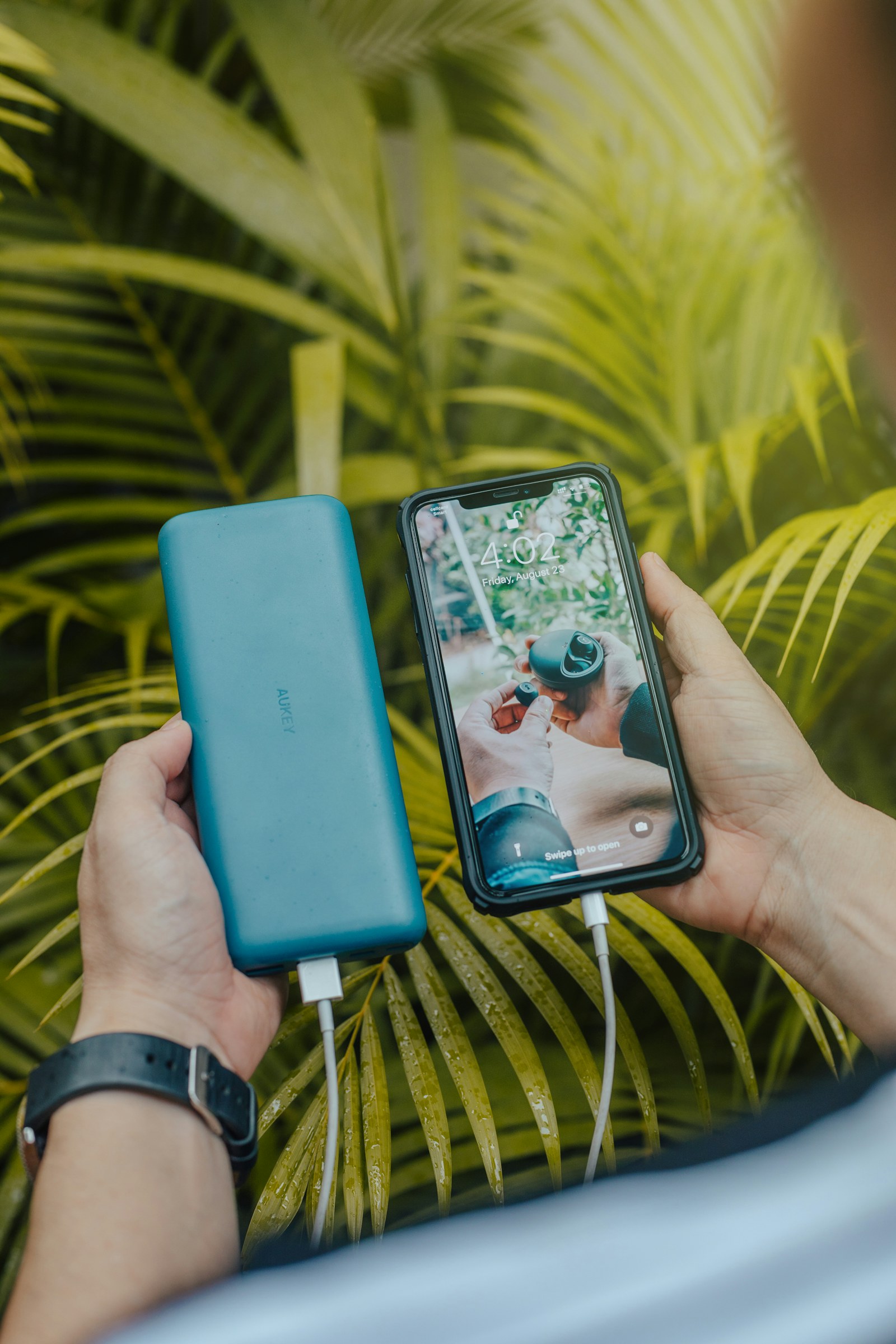 Batterie externe branchée à un smartphone