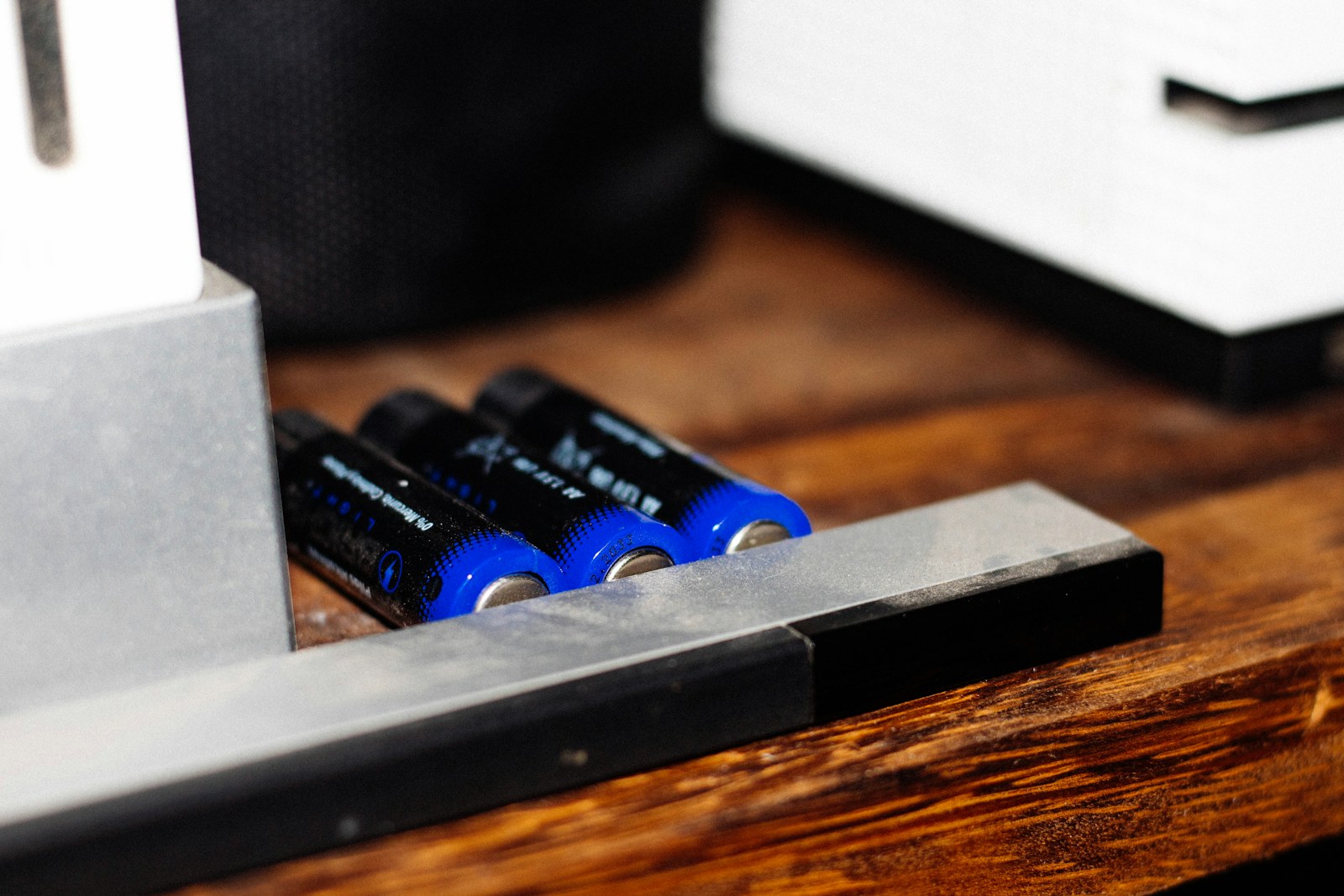 Piles AA rechargeables dans un chargeur
