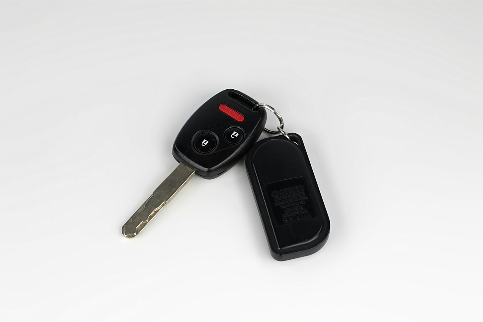 Clé de voiture avec son plip et sa télécommande